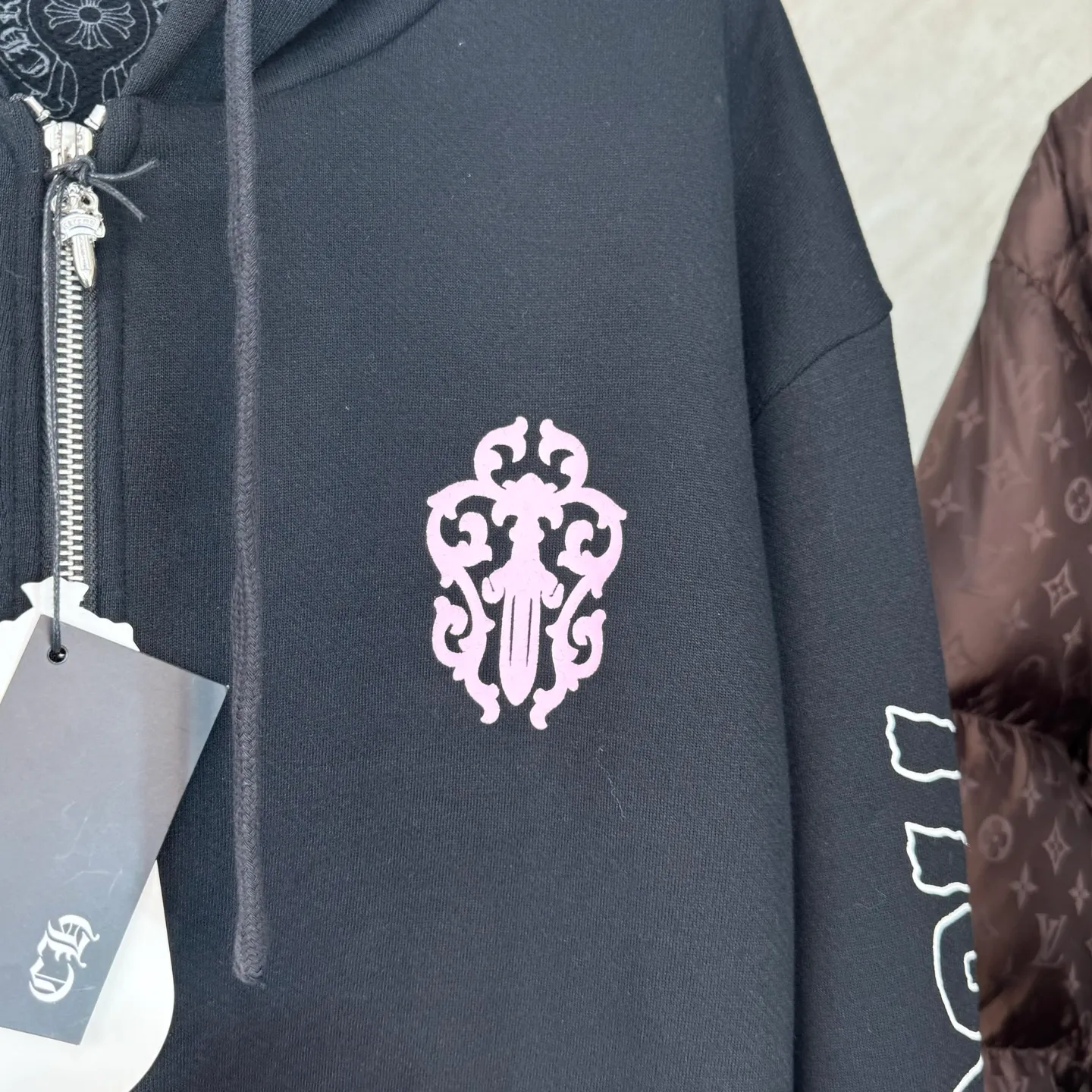 P460 Chrome Heart Ch character Sanskrit printed zipper hooded sweatshirt Size: S/M/L/XL Made of 80% cotton + 20% polyester blended fabric. The fabric is woven with 32-count base yarn and 10-count veil. The weight reaches 330 grams. It combines the skin-friendly breathability of cotton fiber and the anti-wrinkle stiffness of polyester. The sufficient weight brings good drape and wearing texture.